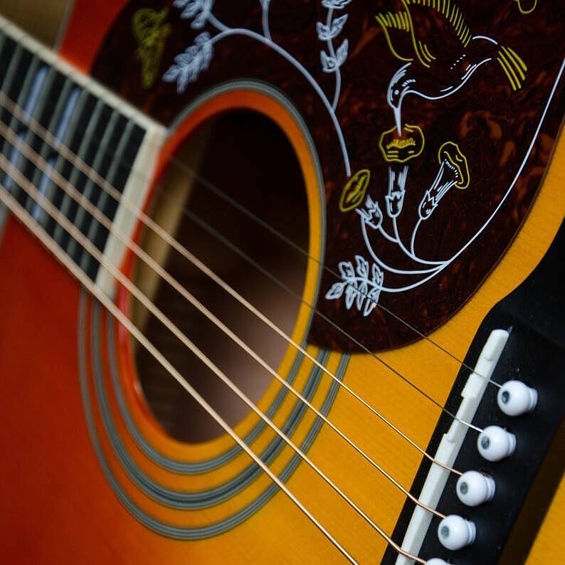 Öffnet die Seite 'Möchten Sie Gitarre oder Ukulele spielen lernen?'