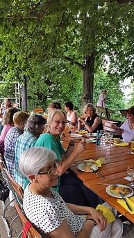 Kursleiter im Biergarten