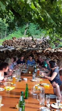 Kursleiter im Biergarten